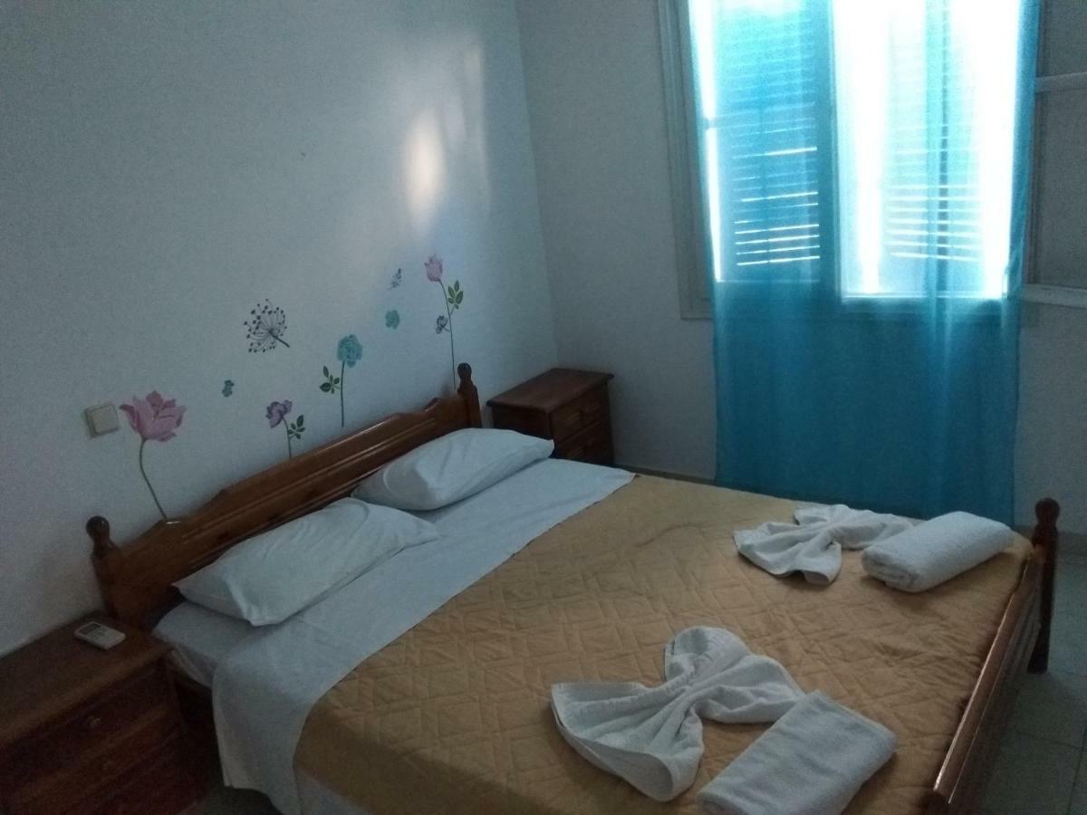 Hotel Dilino Kamári Esterno foto